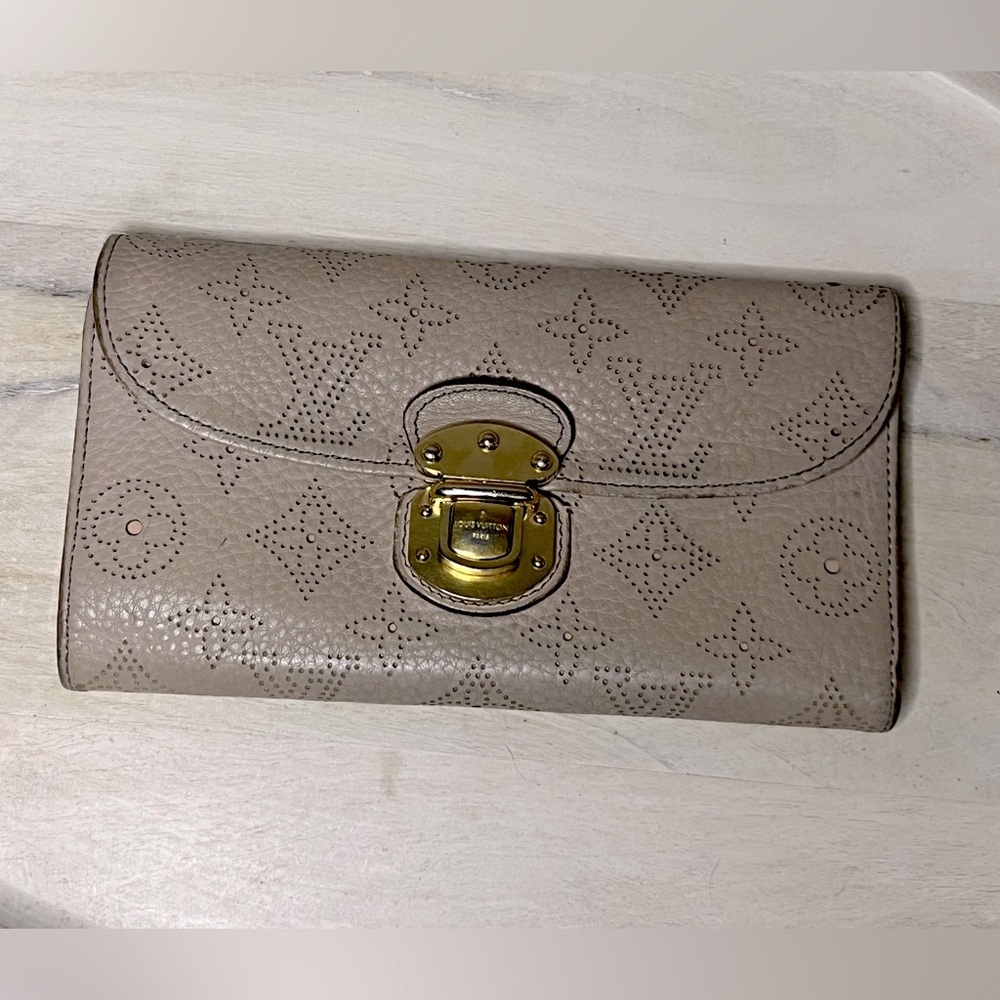 Louis Vuitton Mahina Portofeuille Amelia Taupe Wallet